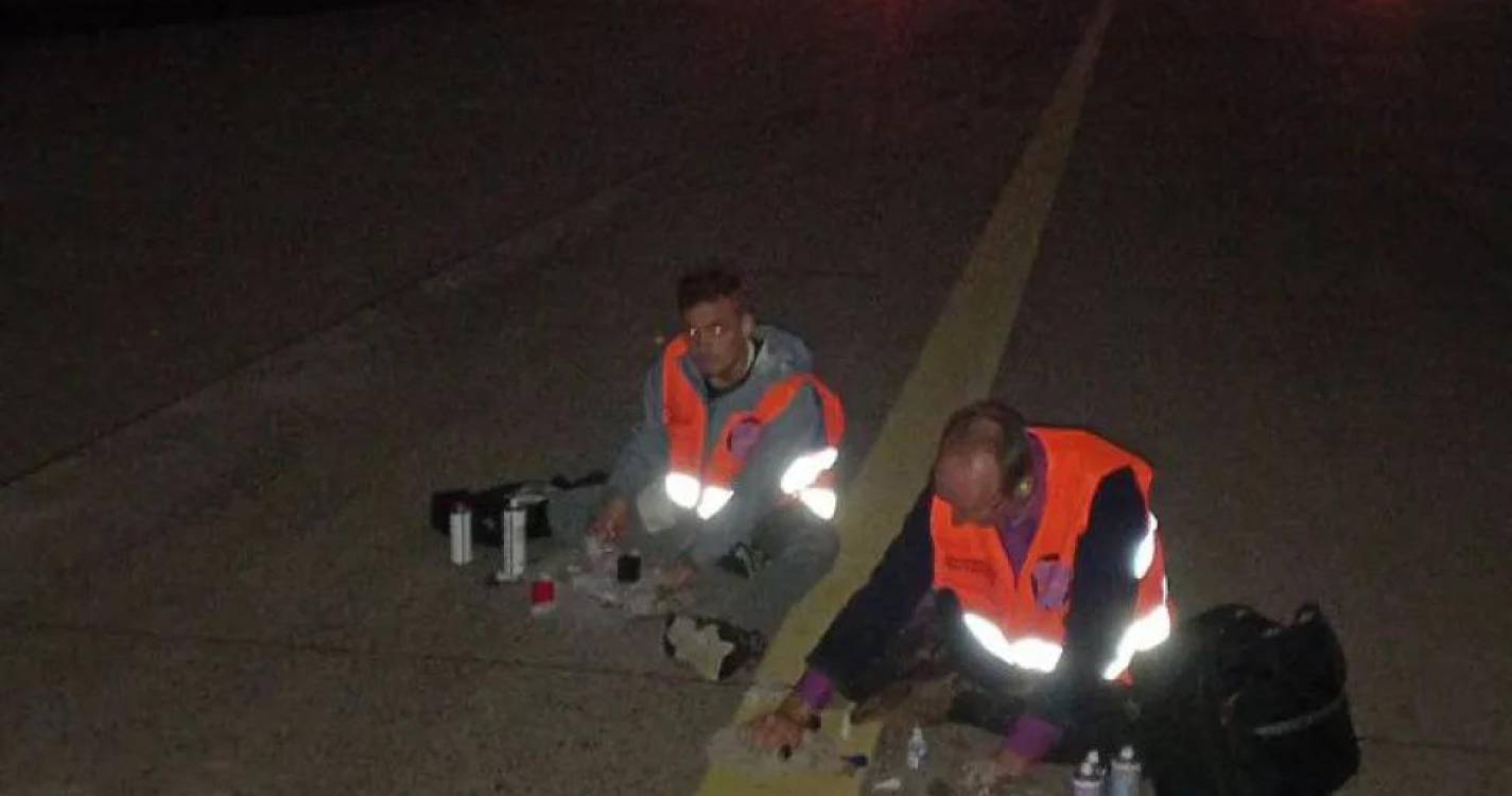 Ativistas ocupam pista do aeroporto alemão de Colónia e bloqueiam o tráfego aéreo