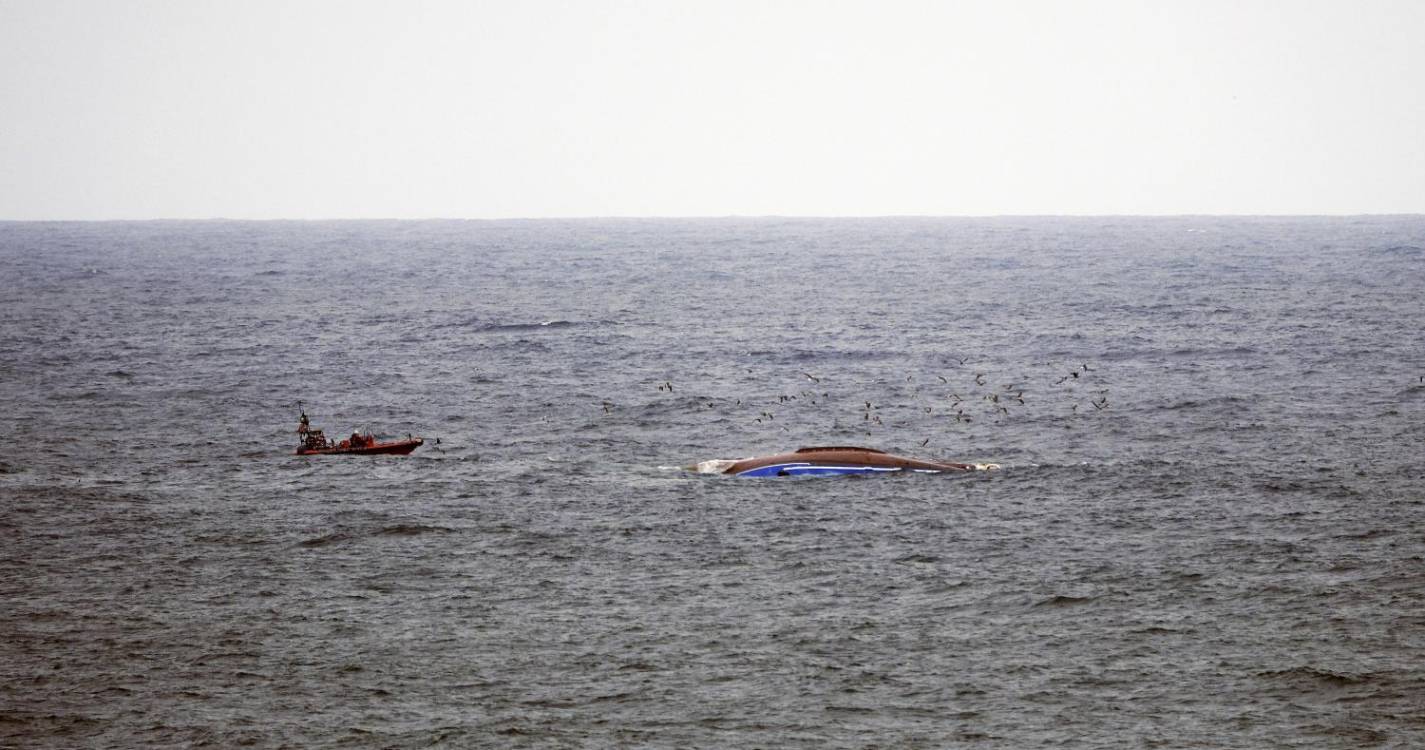 Três mortos e sete desaparecidos em acidente com barco de pesca ao largo da praia de Leiria