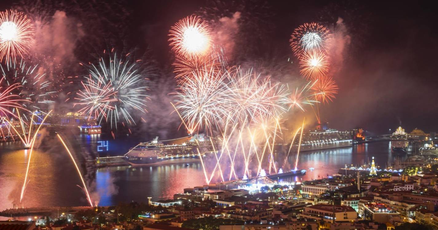 Madeira recebe 2024 com explosão de cores e brilho (com fotos)