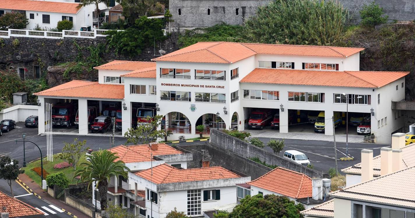 Carro consumido pelo fogo em Santa Cruz