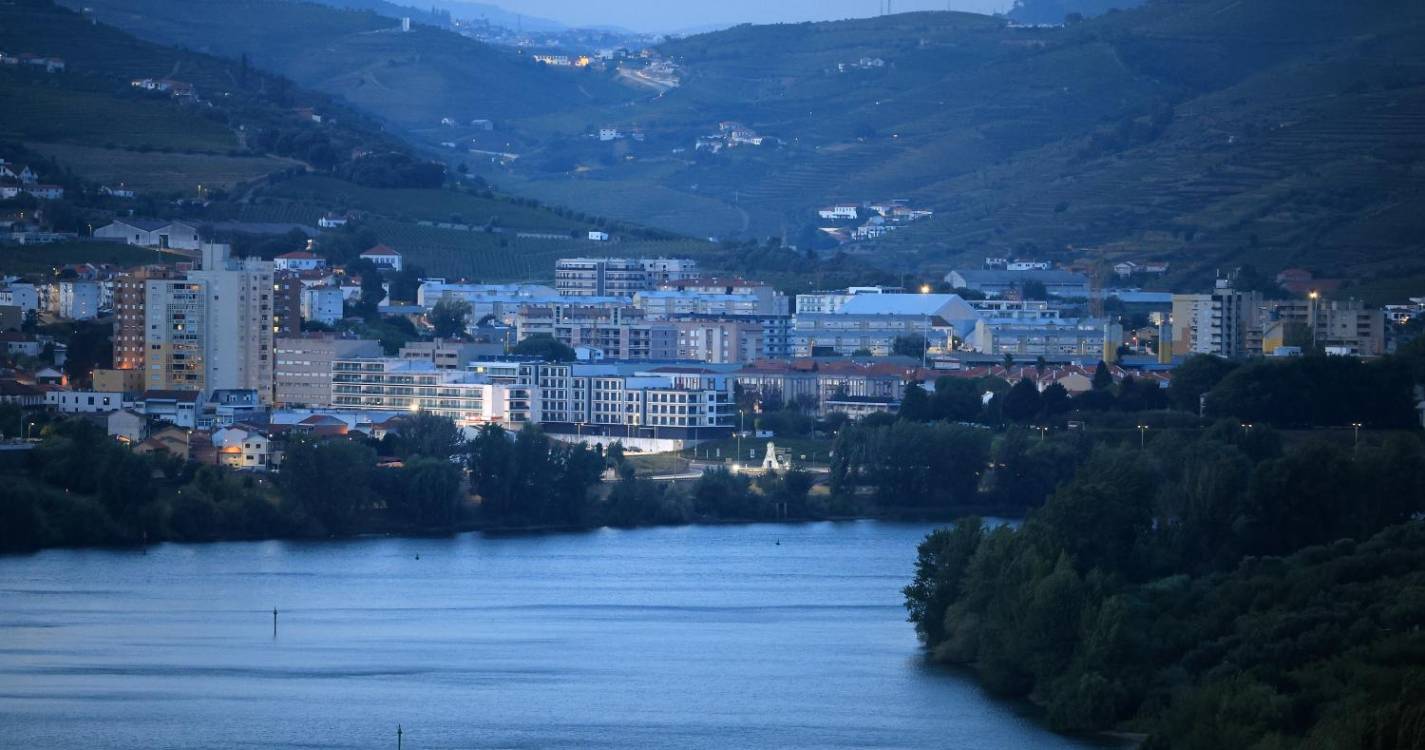 Helicóptero que caiu no rio Douro será retirado hoje de manhã