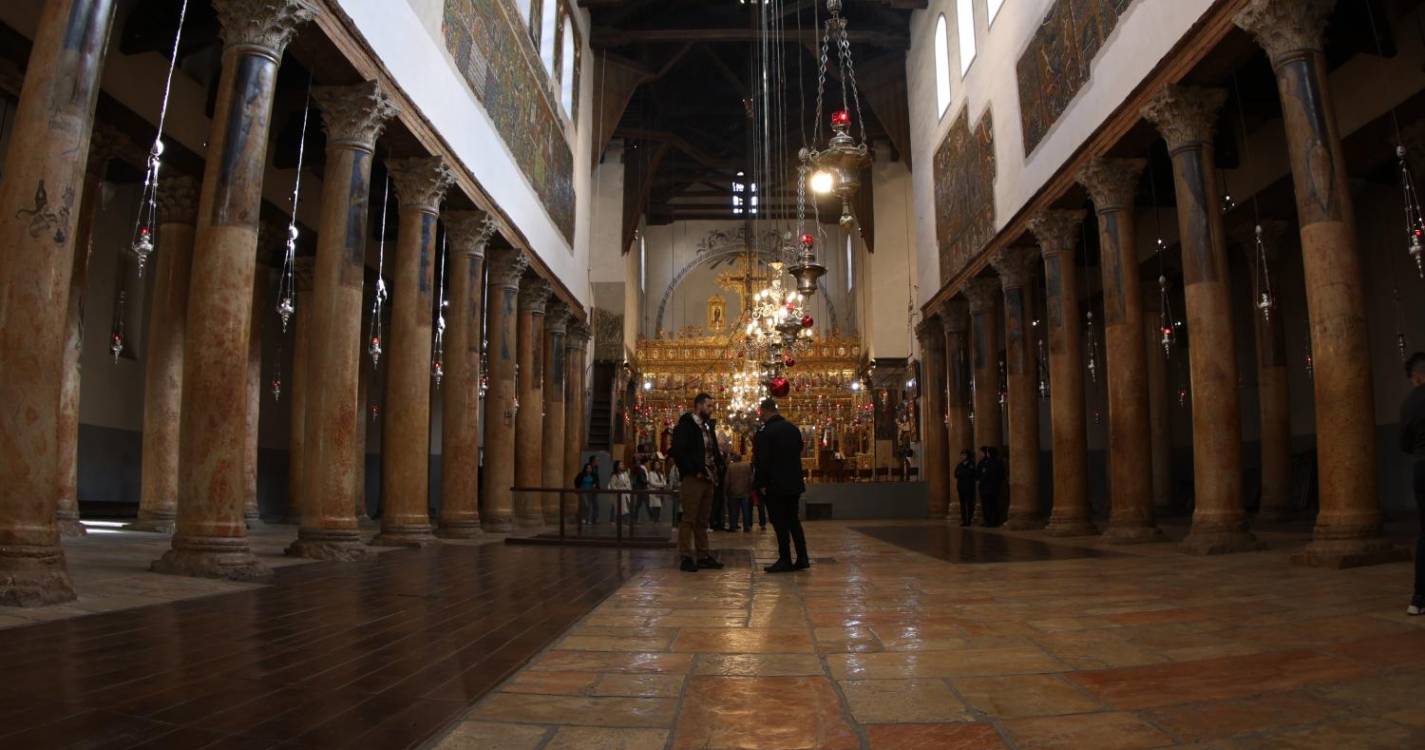 Cristãos visitam a Igreja da Natividade em Belém