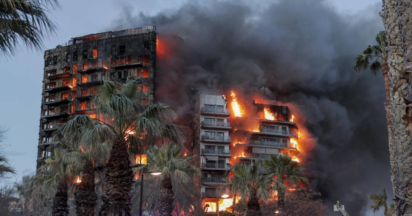 Pelo menos sete feridos em incêndio em prédio de 14 andares em Valência