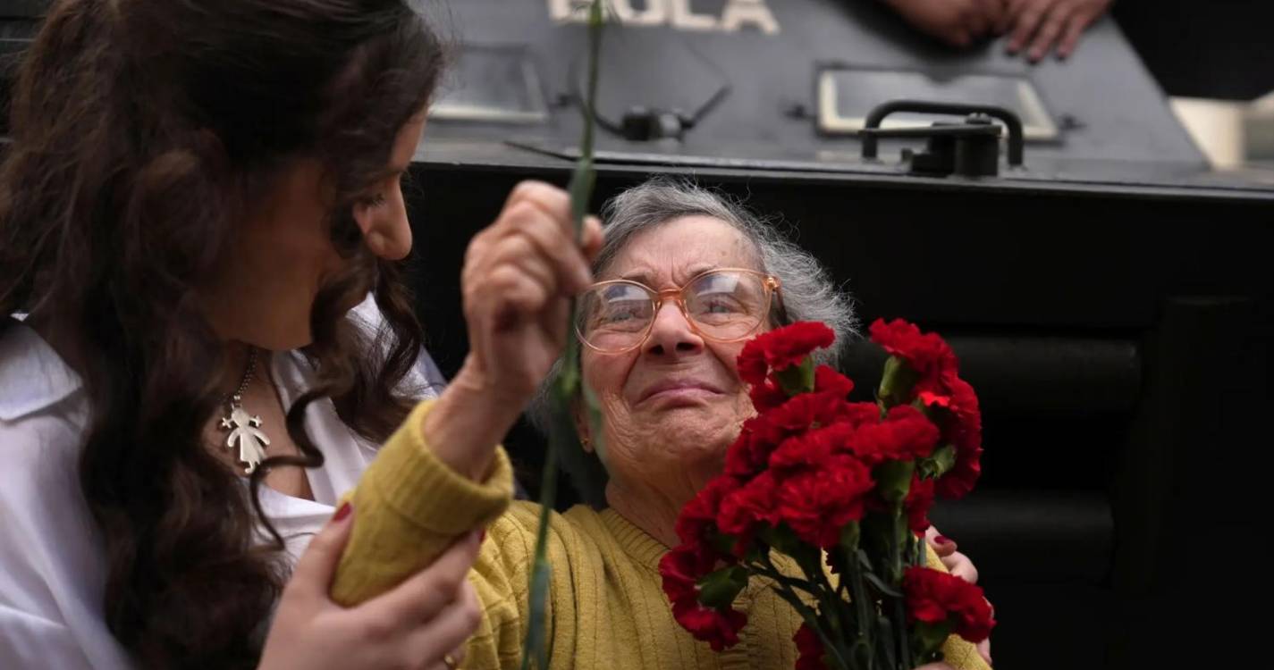 Morreu Celeste Caeiro, a mulher que distribuiu cravos na manhã do 25 de Abril