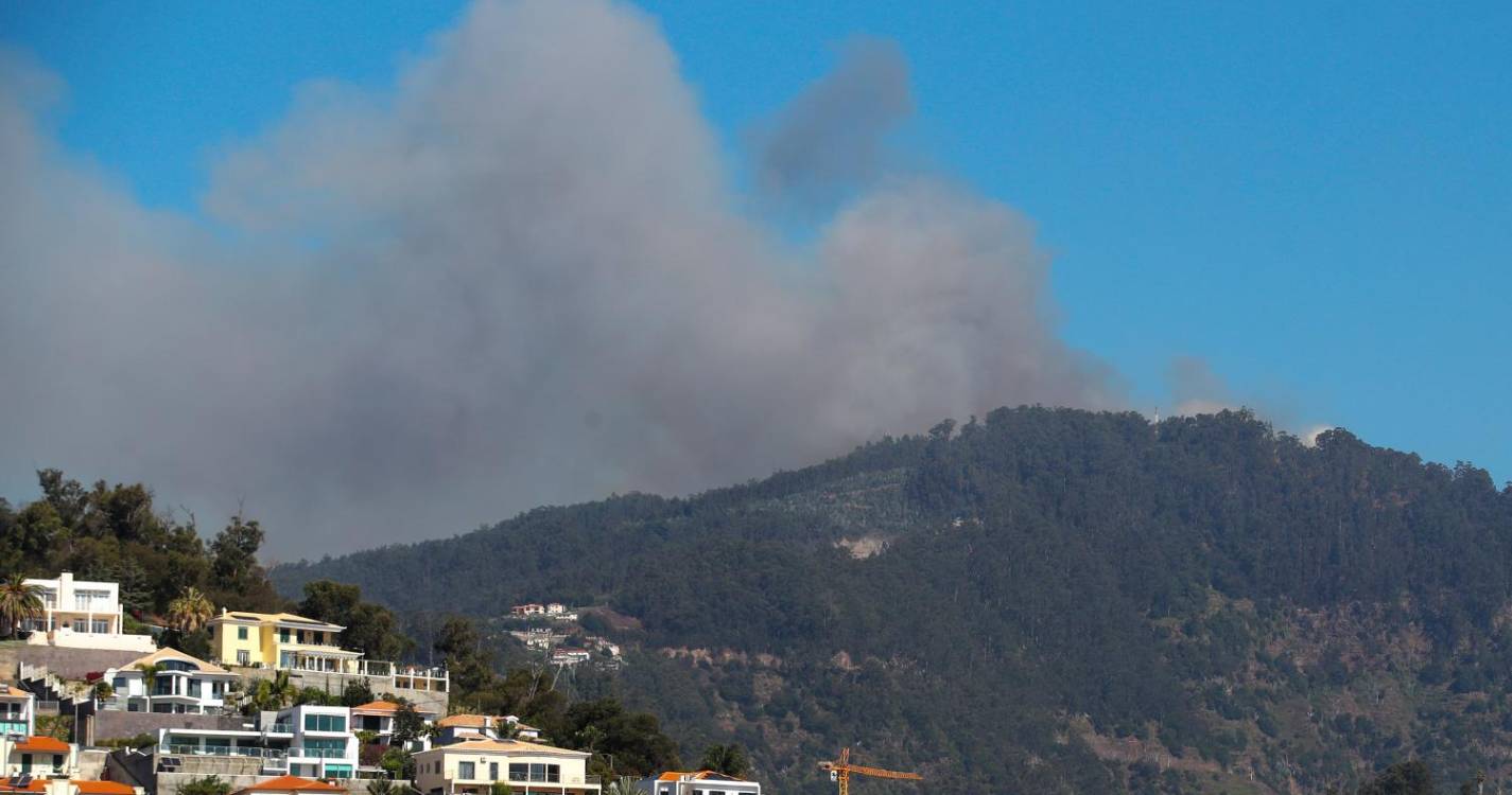 Bombeiro ferido durante combate a uma das frentes de incêndio ativas