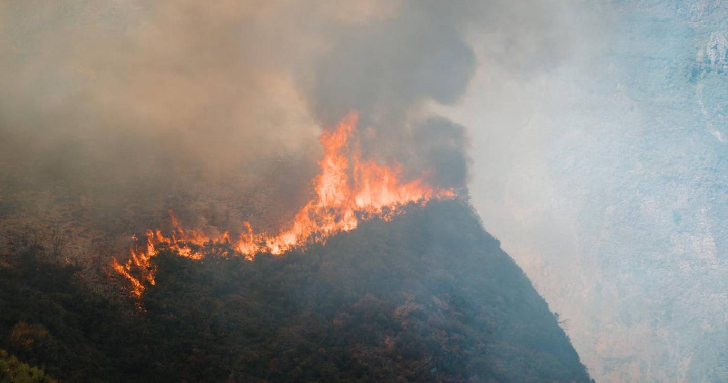 Incêndio: Idosos ‘retirados’ de casa no Jardim da Serra por uma questão de precaução