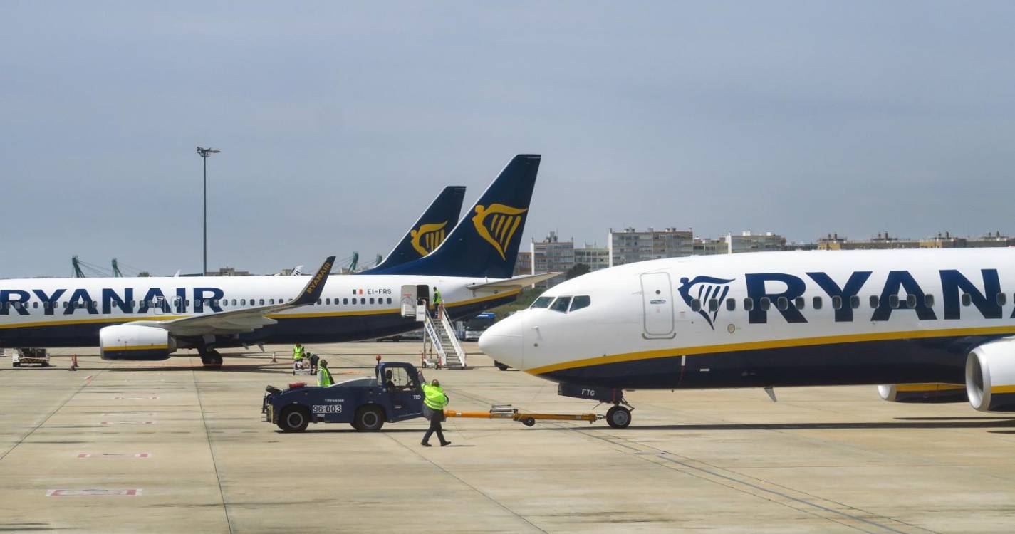 Avião da Ryanair com 164 pessoas e avaria no motor aterra de emergência em Faro