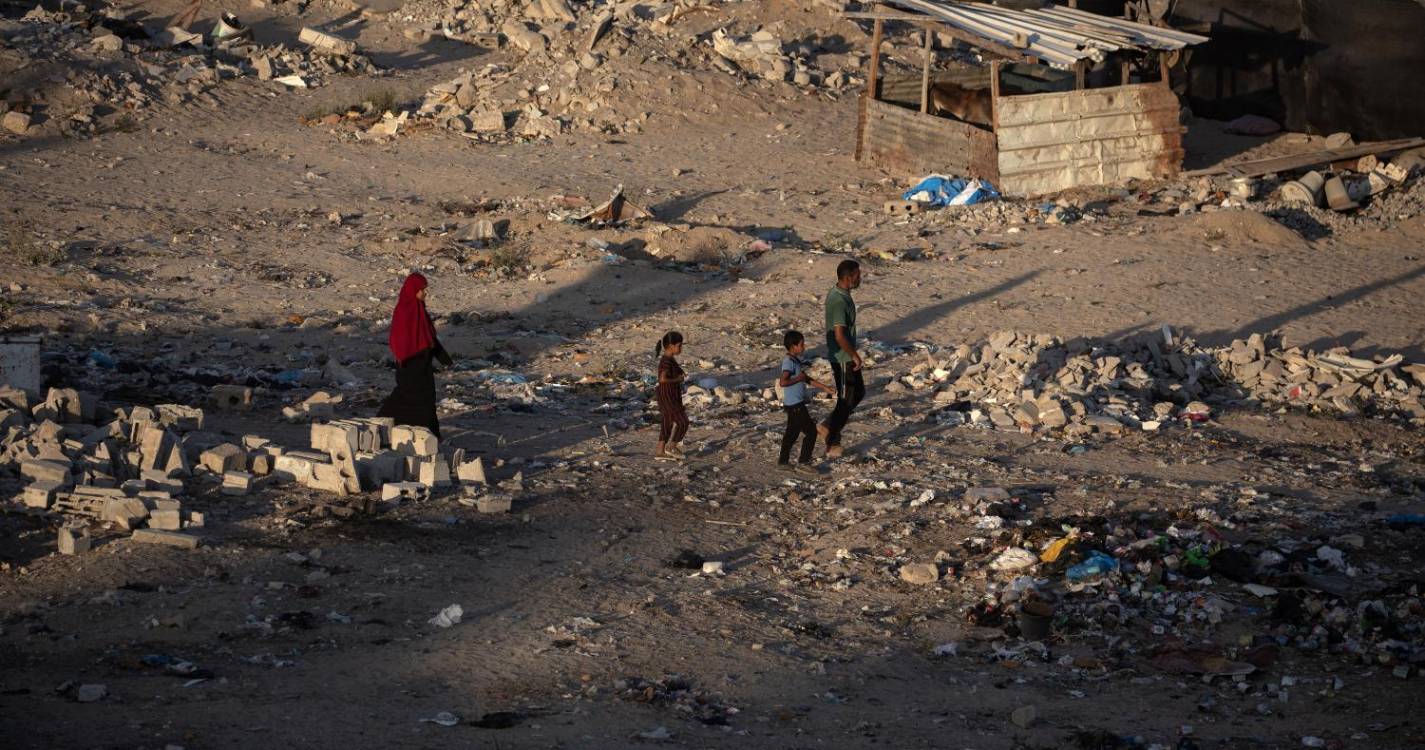 Ataques em Gaza matam 12 pessoas e esfaqueamento em Israel mata dois