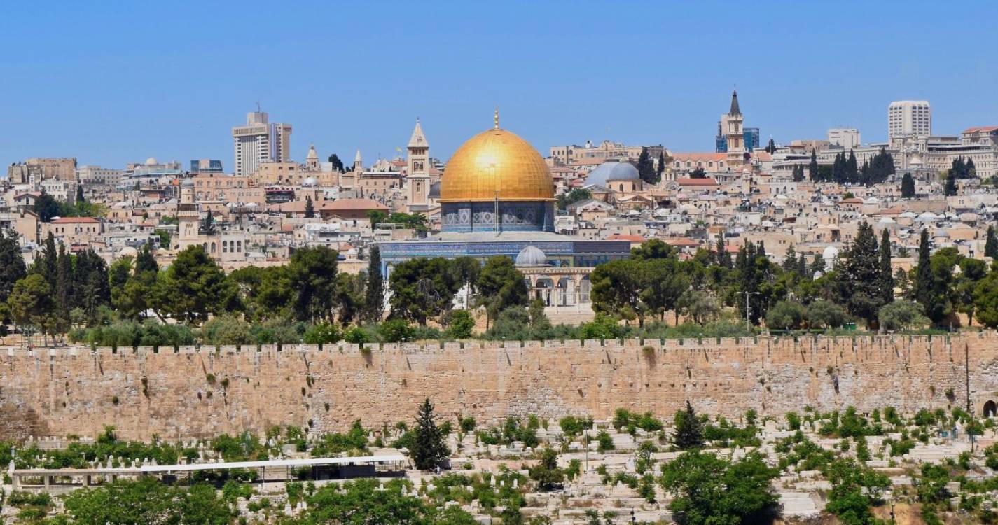 Ministro israelita insiste no direito de os judeus rezarem no Monte do Templo