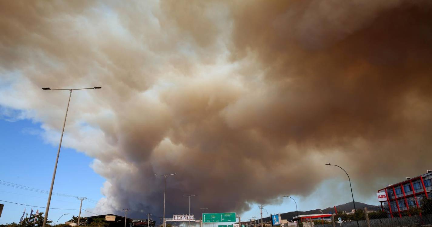 Dois incêndios nos arredores de Atenas levam a retirada de milhares de pessoas