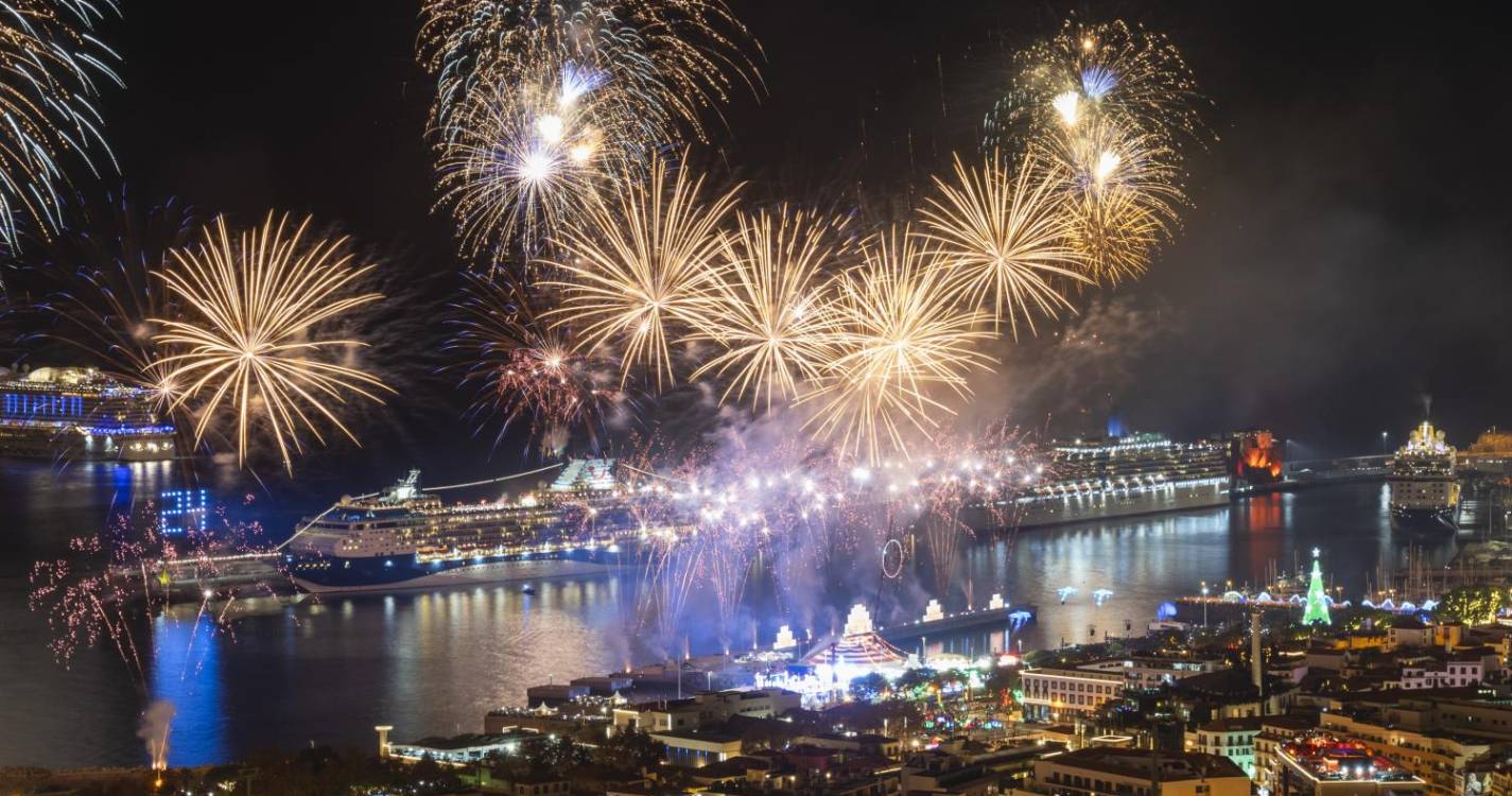 Madeira recebe 2024 com explosão de cores e brilho (com fotos)