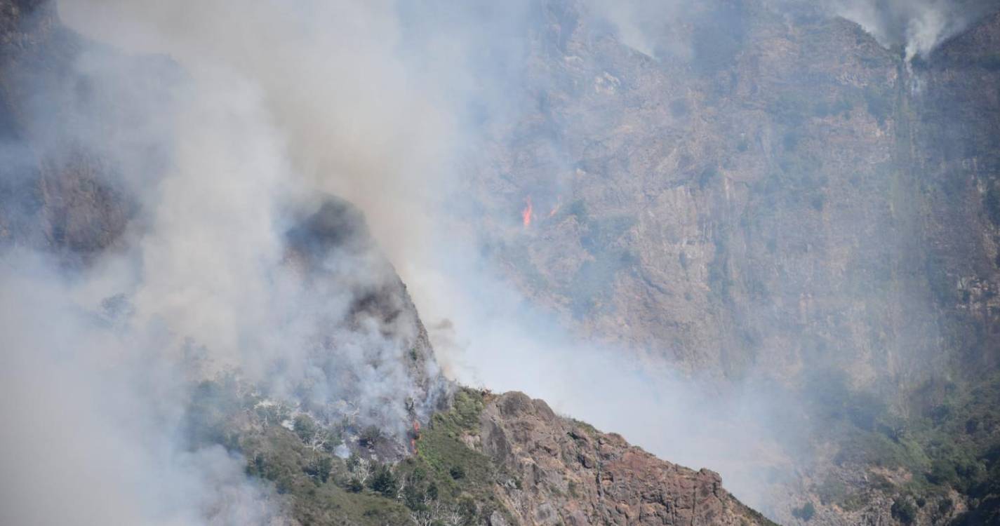 80 elementos da Força Especial dos Bombeiros viajam do continente para reforçar combate aos incêndios na Madeira