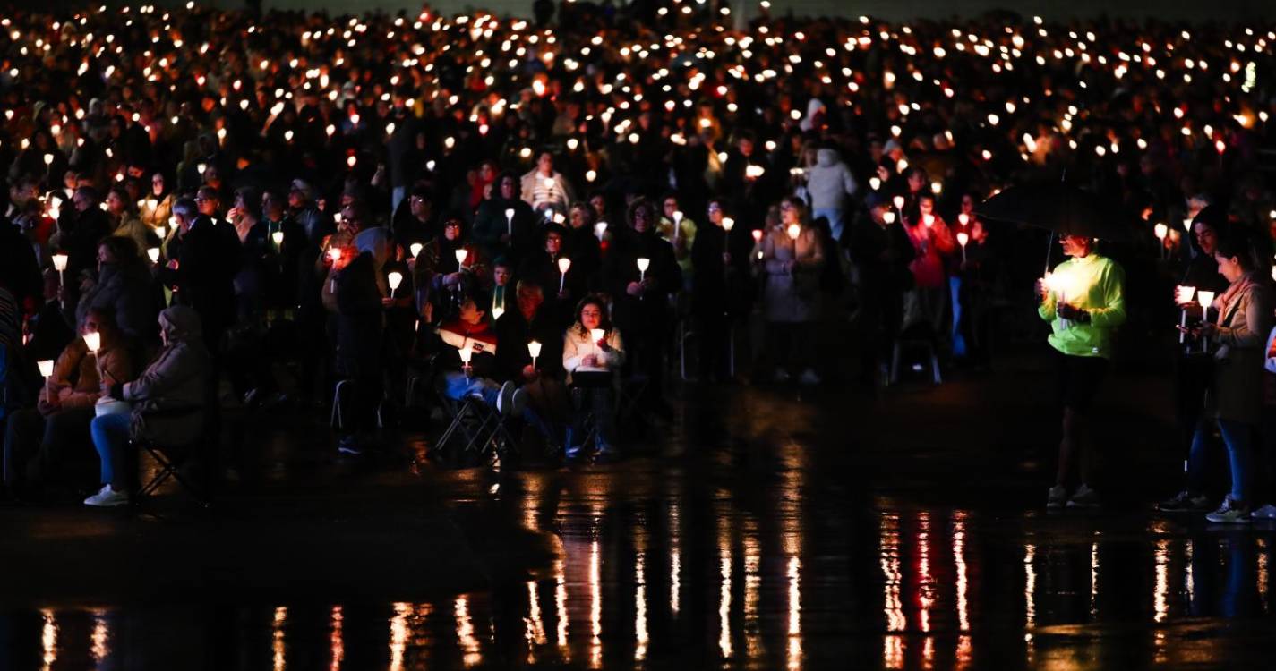 Milhares de peregrinos à chuva participam na procissão das velas