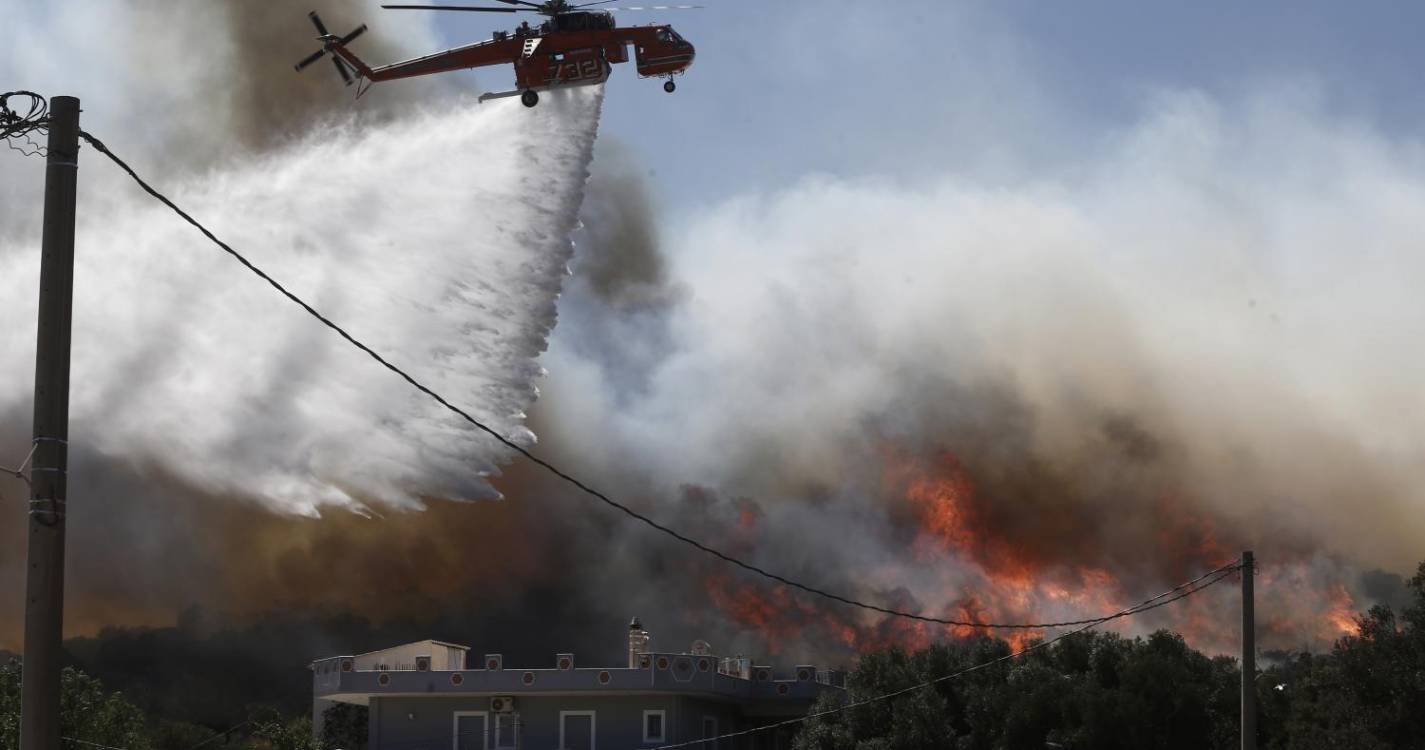 Atenas fecha parques públicos devido a risco elevado de incêndio