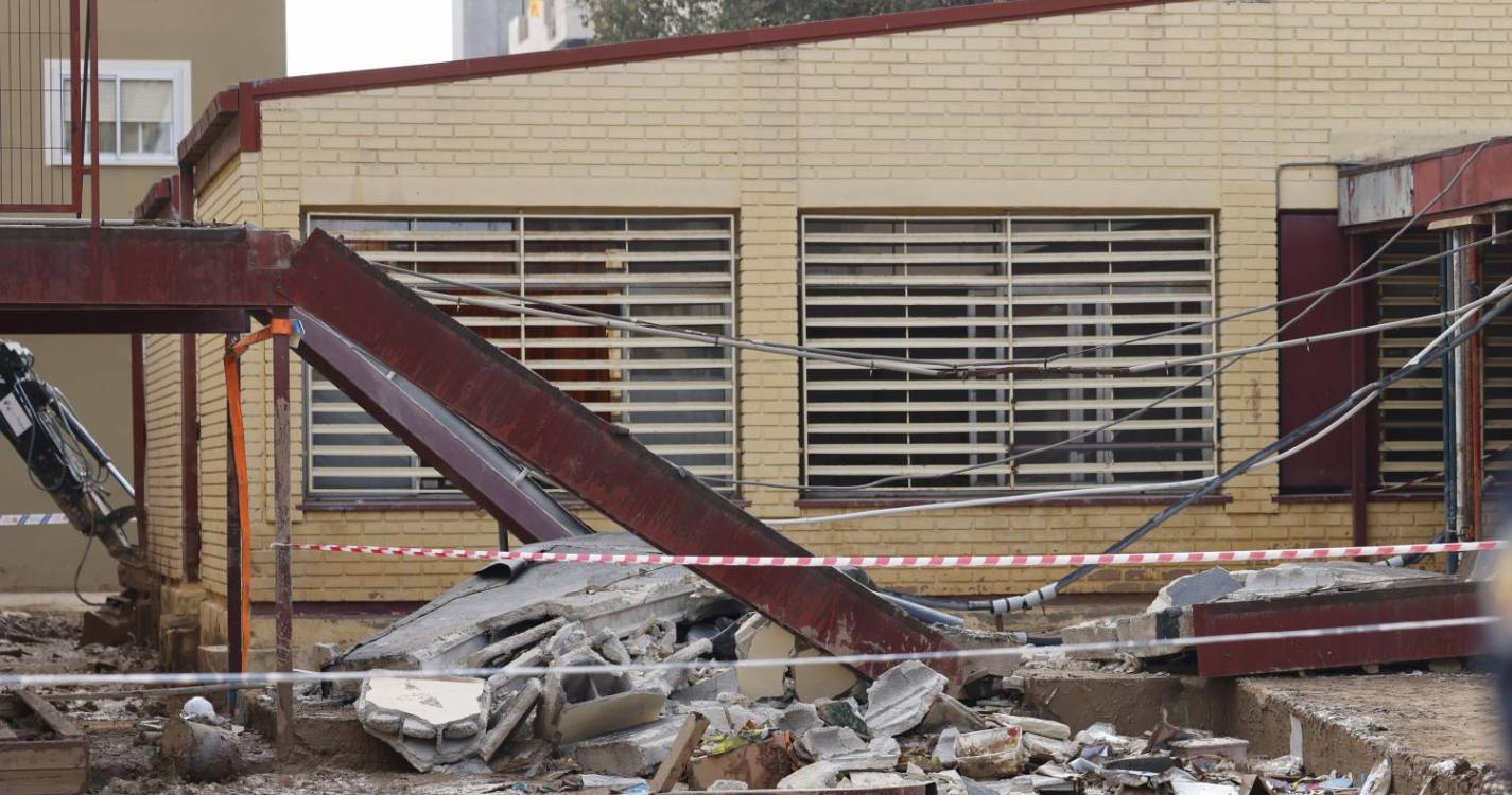 Um morto e um ferido durante obras de reparação de escola em Valência após as cheias