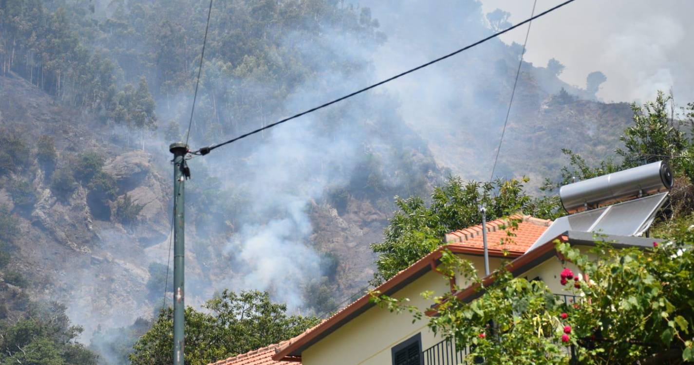 Curral das Freiras: “É impossível combater este incêndio com meios terrestres”, diz António Nunes