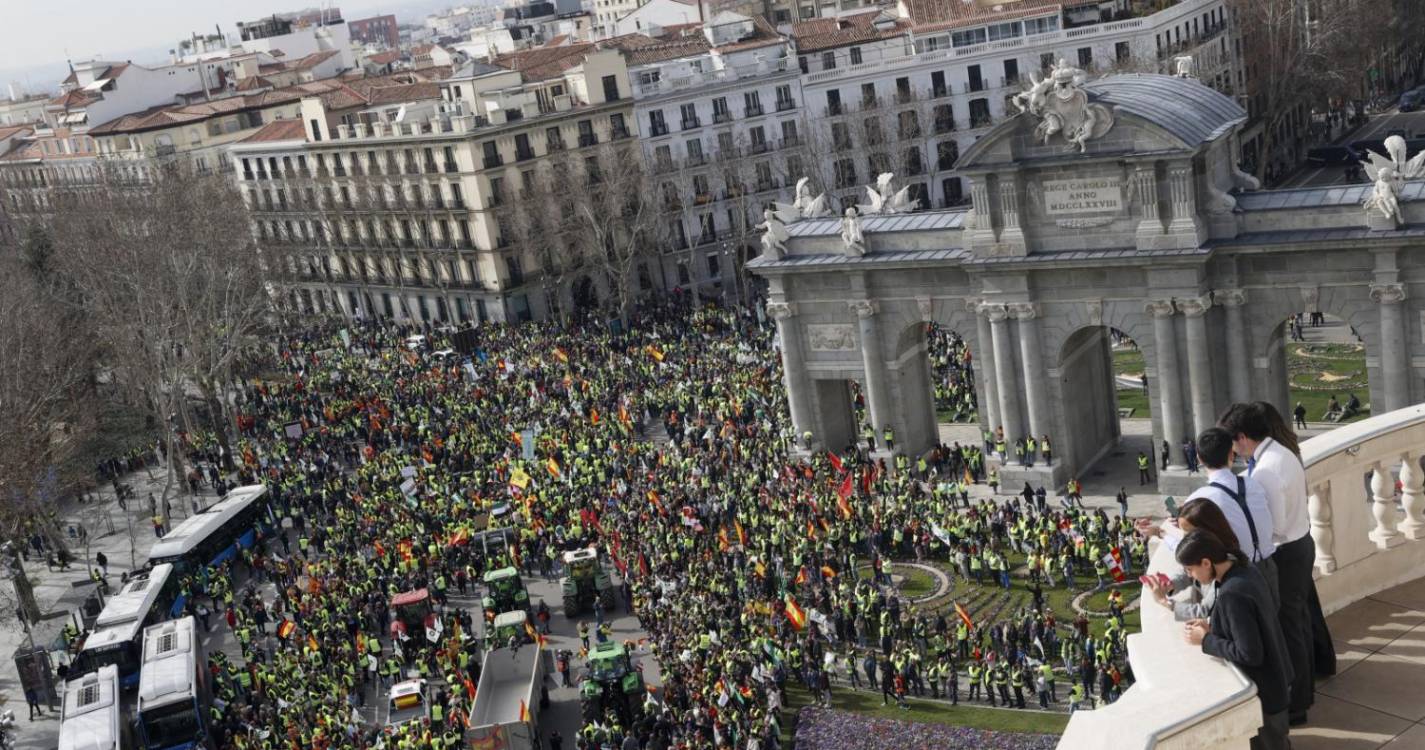 Agricultores: Centenas de tratores e milhares de pessoas no centro de Madrid