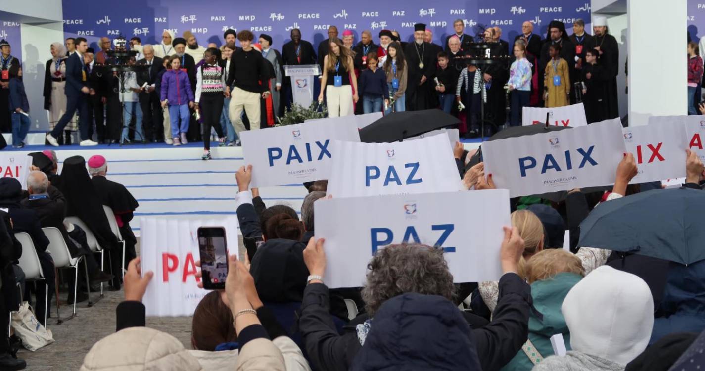 Milhares de pessoas presentes no encerramento do Encontro Internacional pela Paz (com fotos)