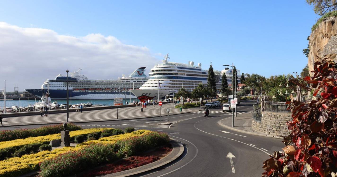 Dois navios de cruzeiro trazem ao Porto do Funchal mais de cinco mil pessoas