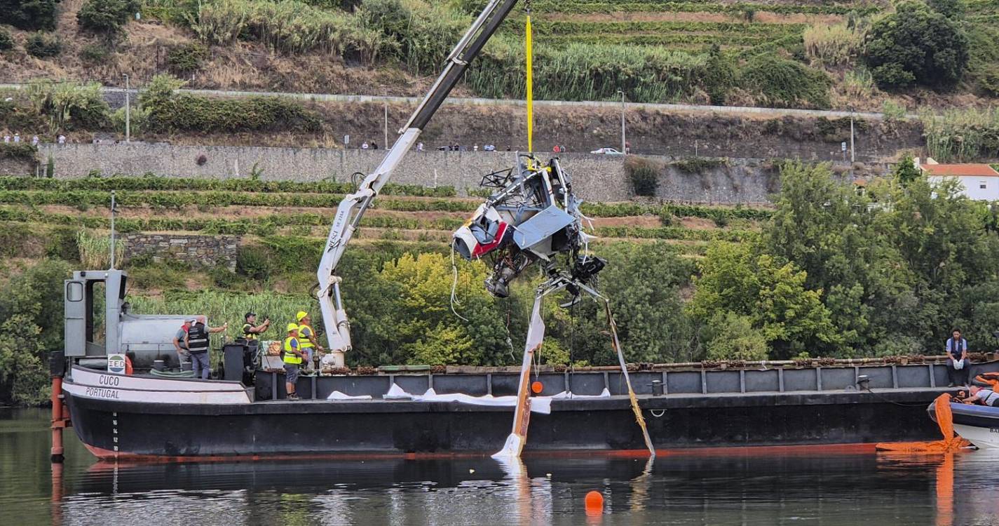 Helicóptero que caiu no Douro já está a ser retirado do rio