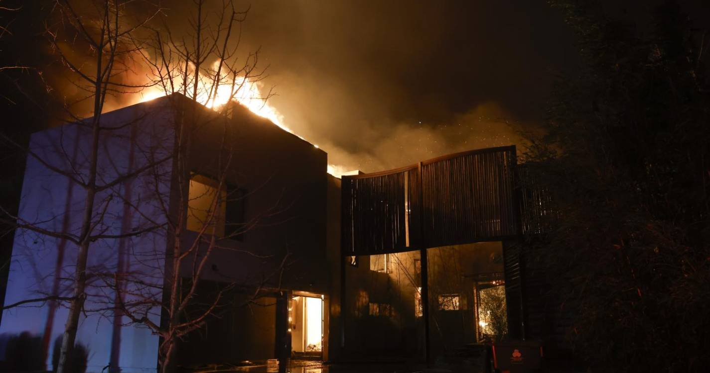 Incêndios florestais na Califórnia estão fora de controlo