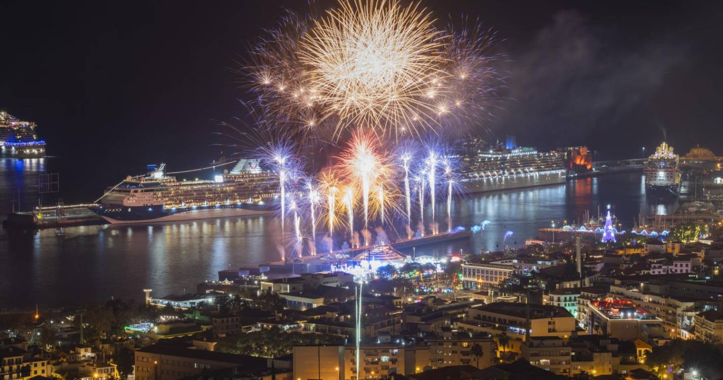 Madeira recebe 2024 com explosão de cores e brilho (com fotos)