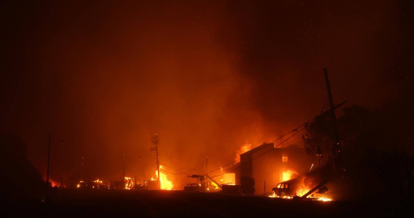 Incêndios florestais na Califórnia estão fora de controlo