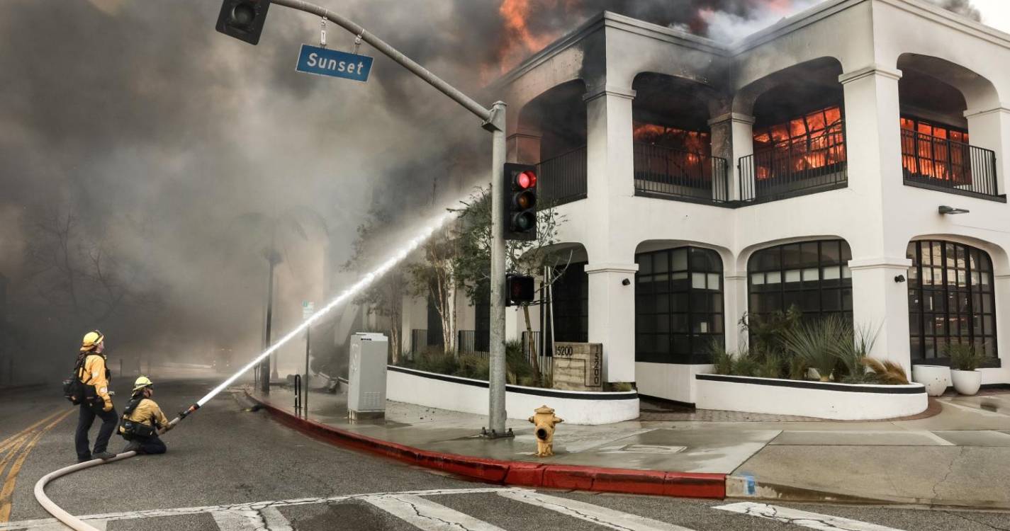 Autoridades ordenam evacuação do centro de Hollywood devido a incêndios