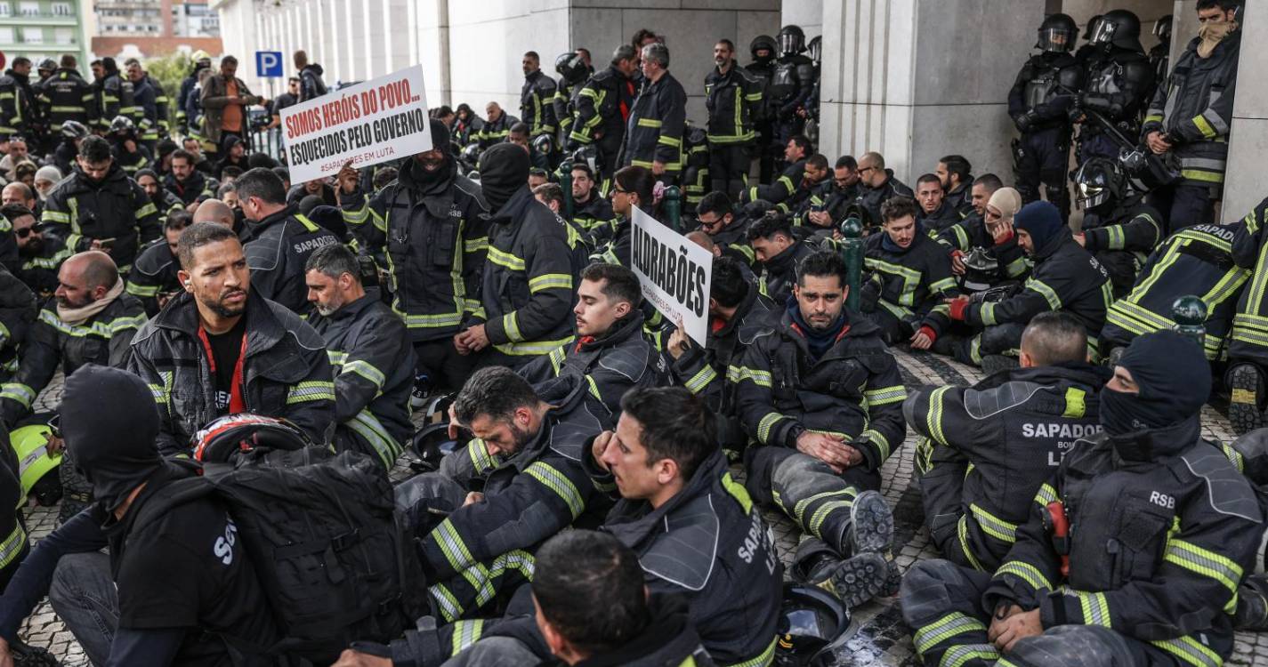 Centenas de bombeiros protestam em Lisboa contra “falta de respeito” com a classe