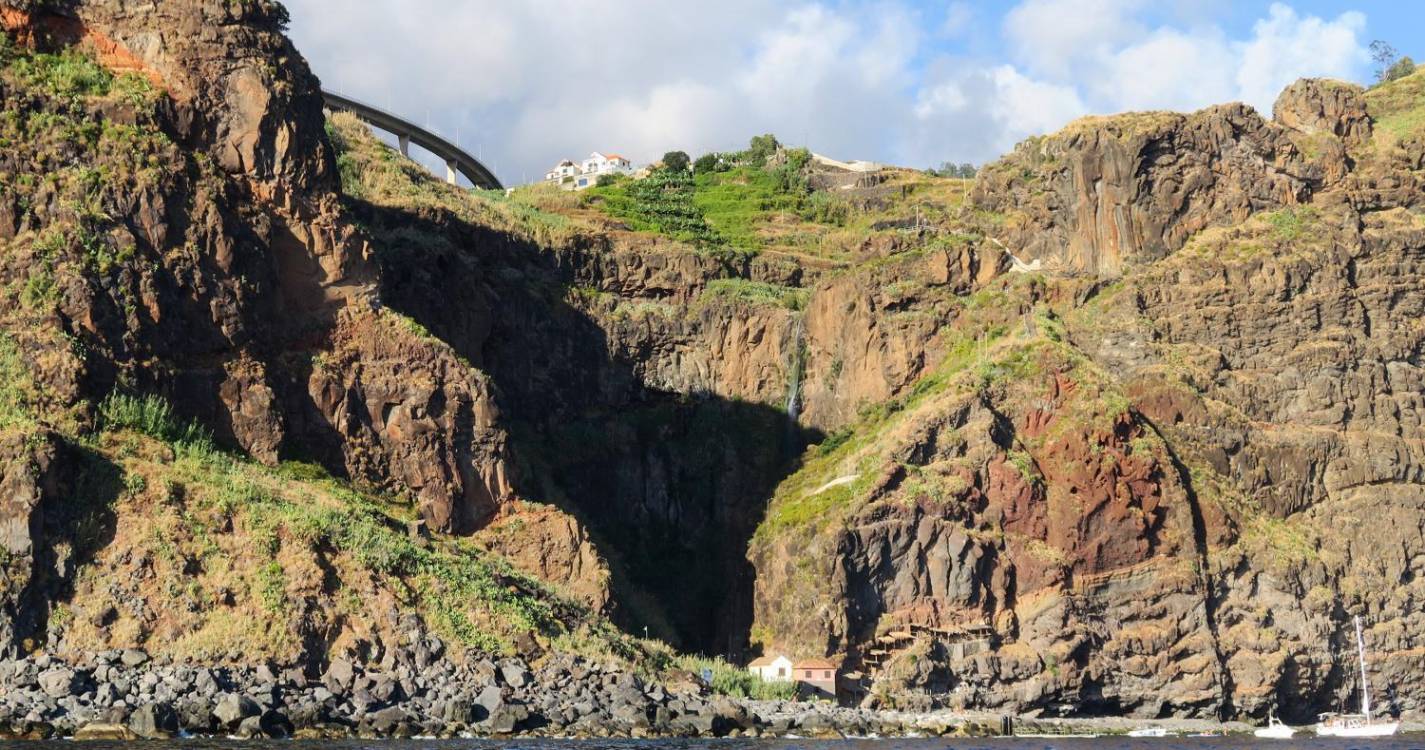 Bombeiros chamados para operação de resgate a turista no Calhau da Lapa