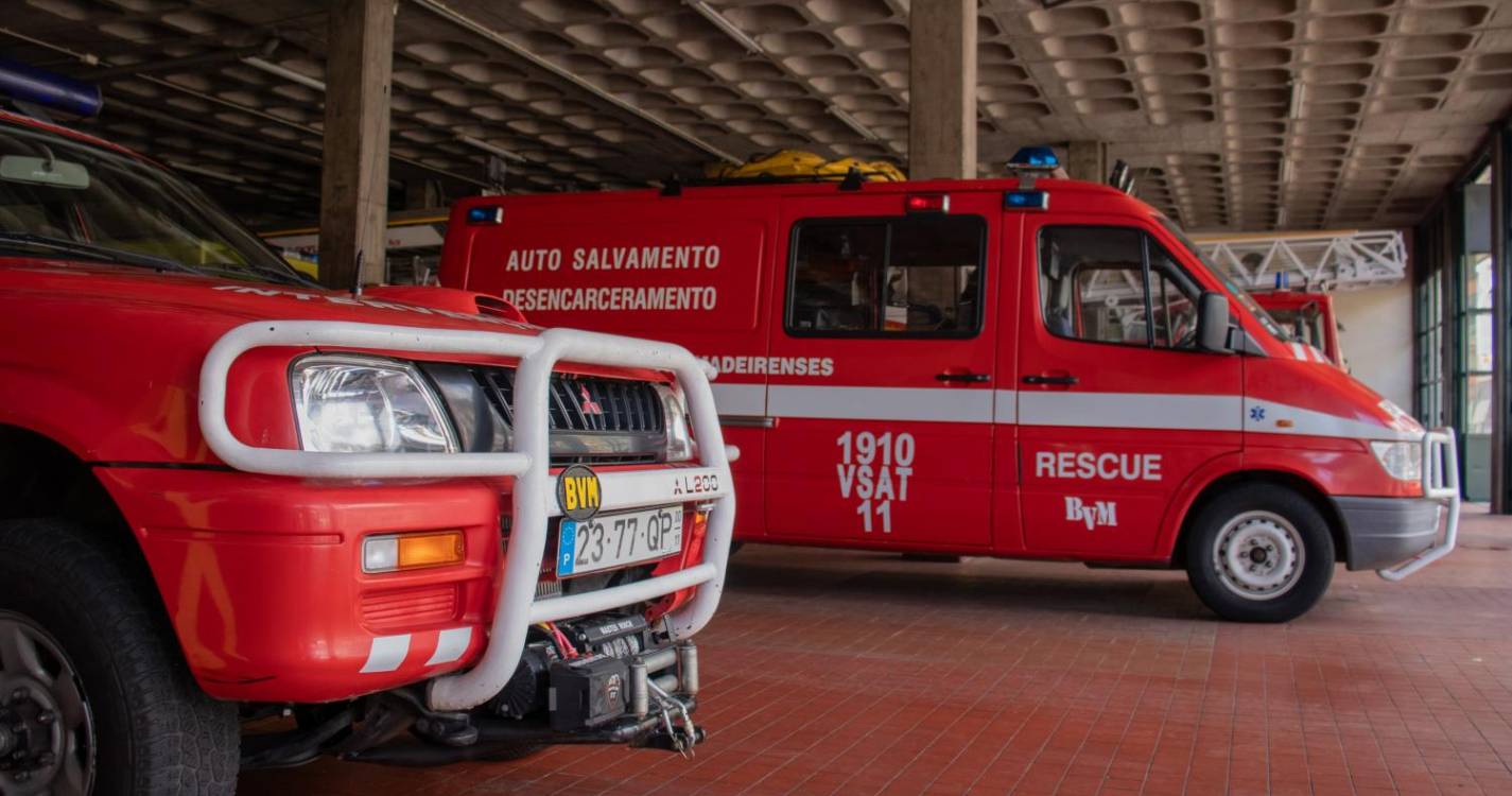 Condutor recusa transporte ao hospital após colisão entre ligeiro e mota na Rua 5 de Outubro