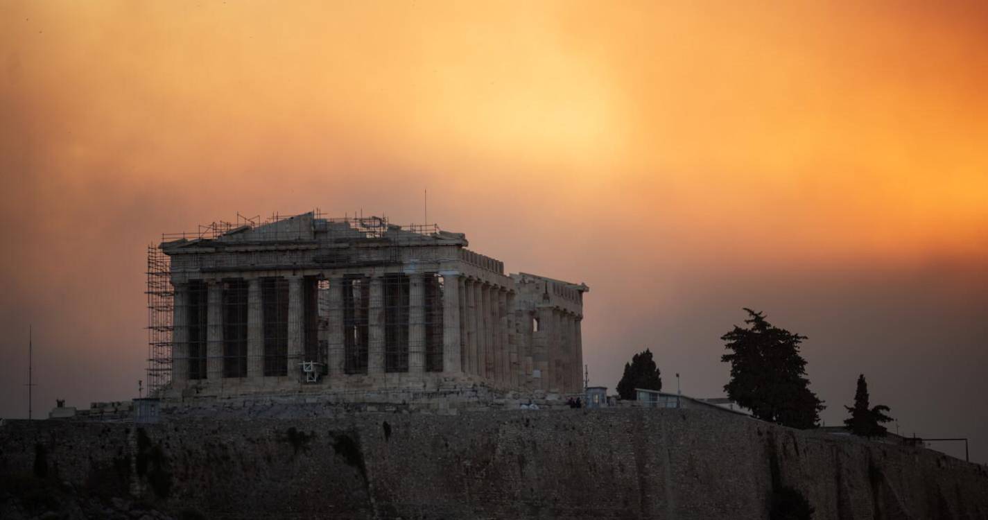 Prossegue quarto dia de combate a incêndio em torno de Atenas