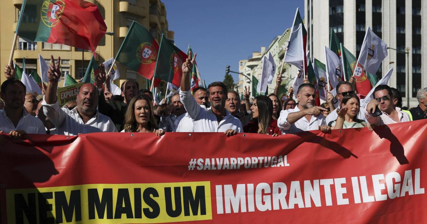 Ventura fala “em dia histórico” no arranque da manifestação do Chega contra “imigração descontrolada”