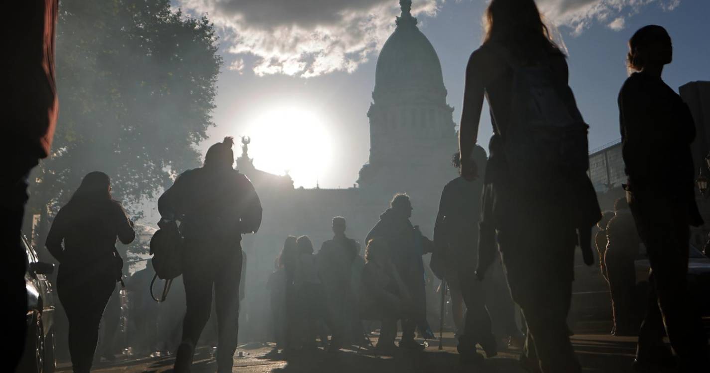 Eclipse com “anel de fogo” encanta extremo sul da América