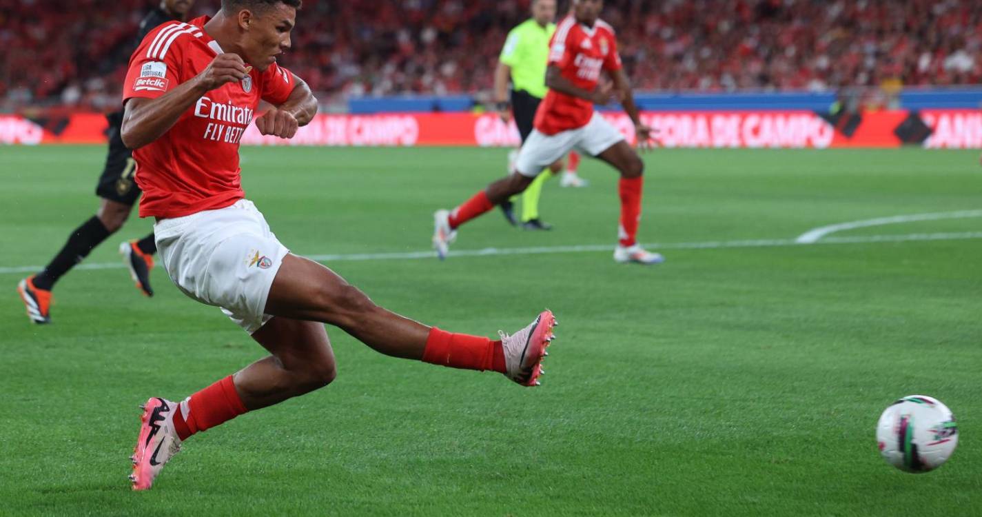 Benfica vence Estrela da Amadora e mantém perseguição aos líderes da I Liga