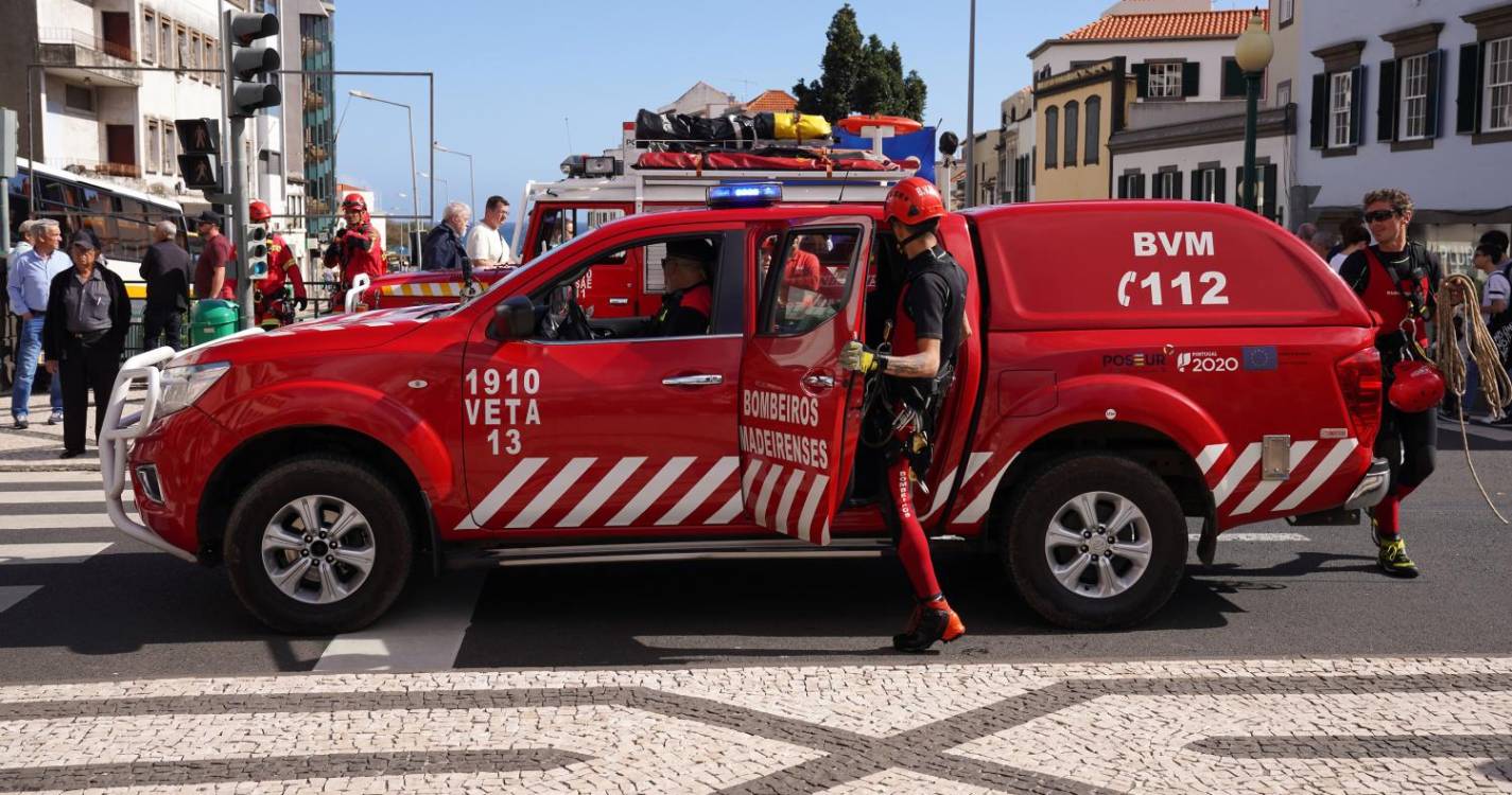 Voluntários Madeirenses ajudam mulher presa em elevador