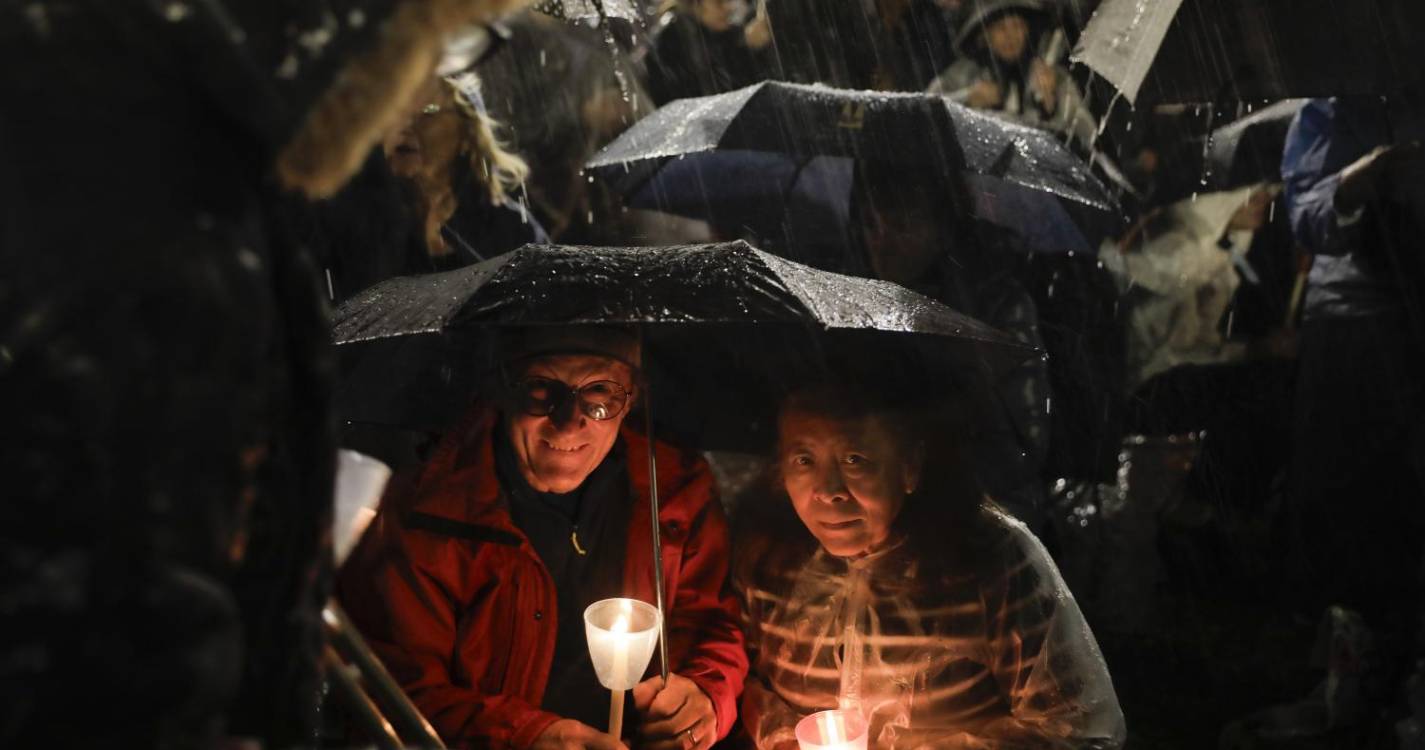 Milhares de peregrinos à chuva participam na procissão das velas