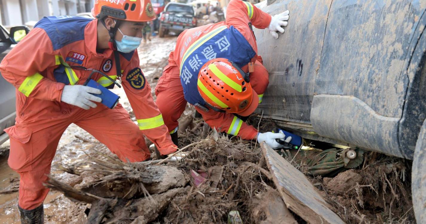 Pelo menos 47 mortos em inundações históricas no sul da China