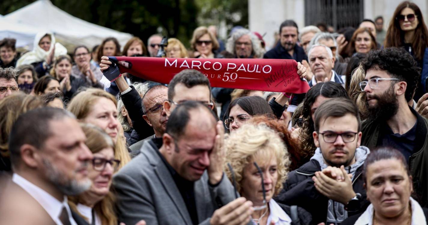 Centenas de pessoas na última homenagem ao cantor em Lisboa (com fotos)