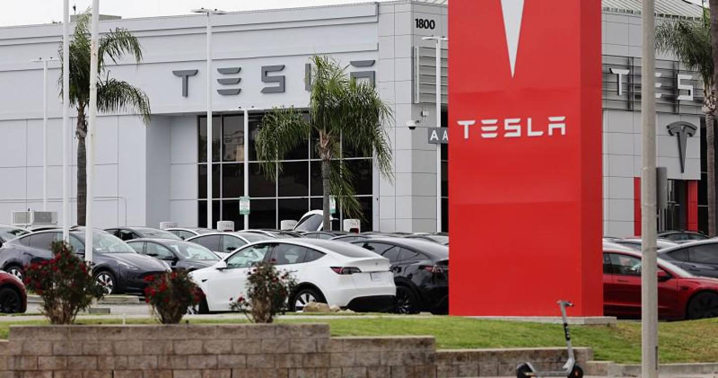 Canadiano que viveu na China declara-se culpado de roubar segredos à Tesla