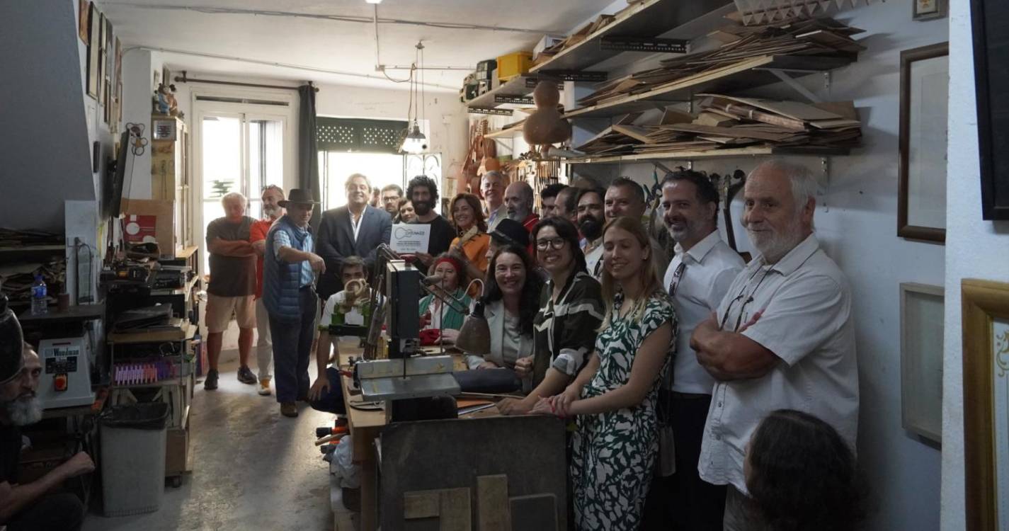 Oficina de Cordofones do Largo de São Paulo recebeu duas placas