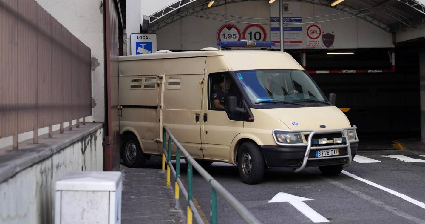 Arguido volta a negar ter ateado fogo a casa devoluta onde dormia casal sem-abrigo