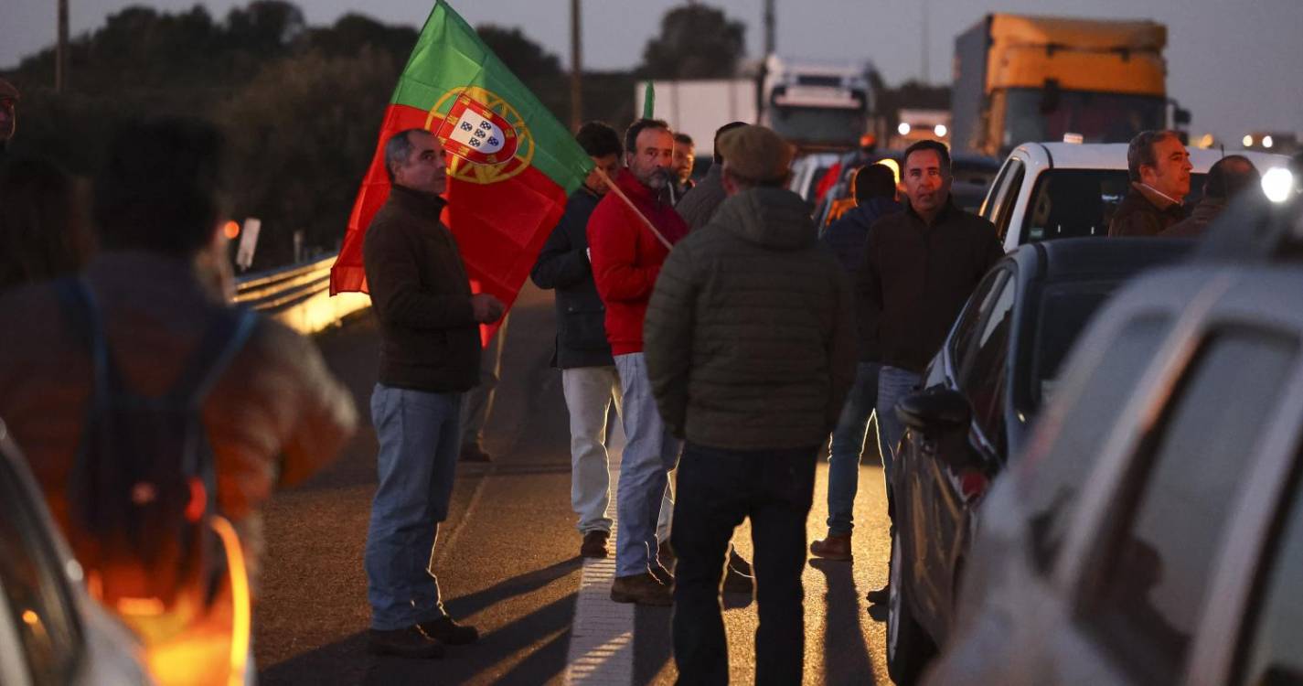 Agricultores portugueses saem à rua para protestar (com fotos)