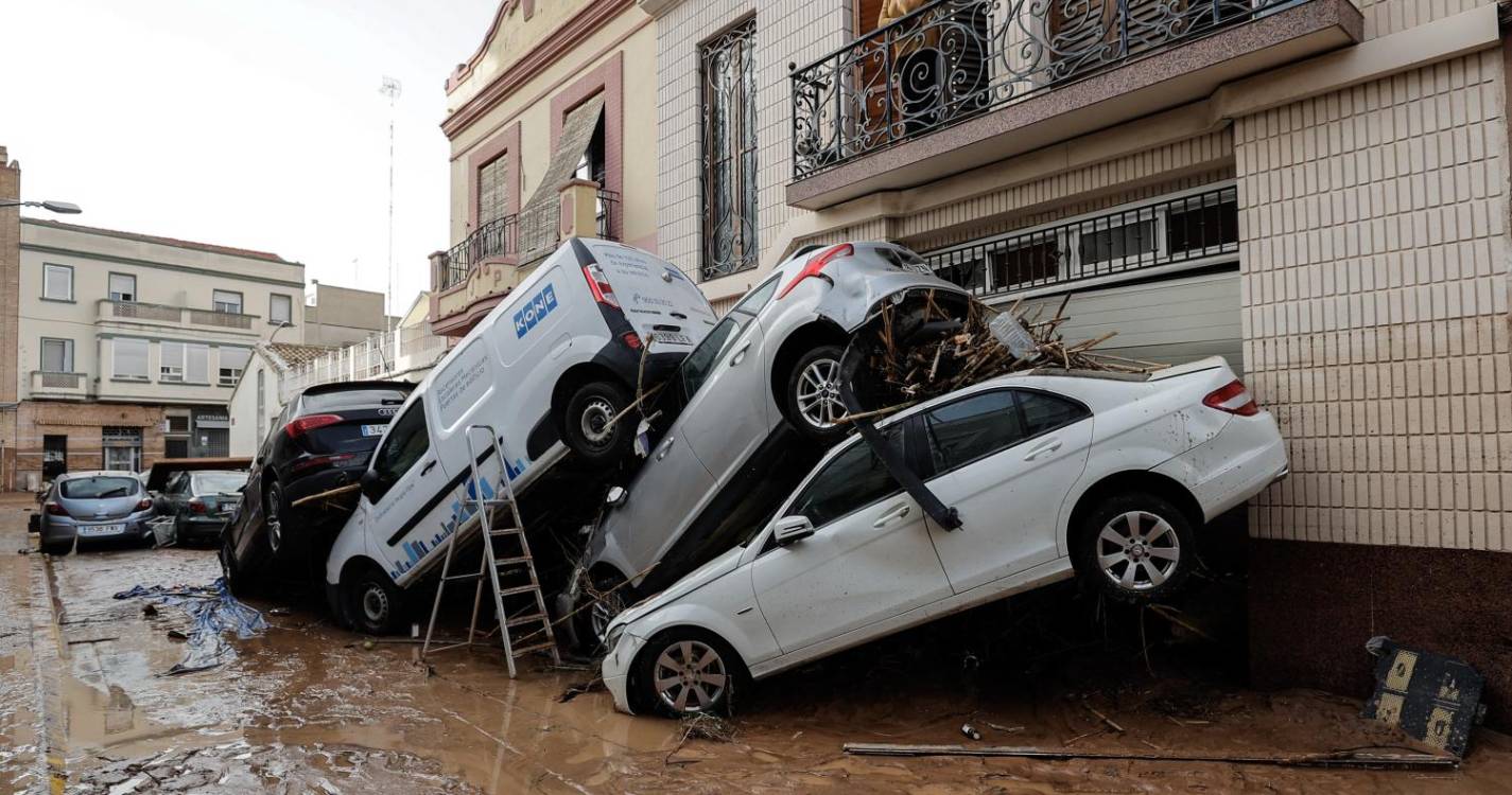 Carros abandonados, lixo e lama ainda entopem estradas em Valência 48 horas após tempestade