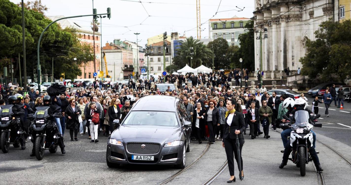 Centenas de pessoas na última homenagem ao cantor em Lisboa (com fotos)