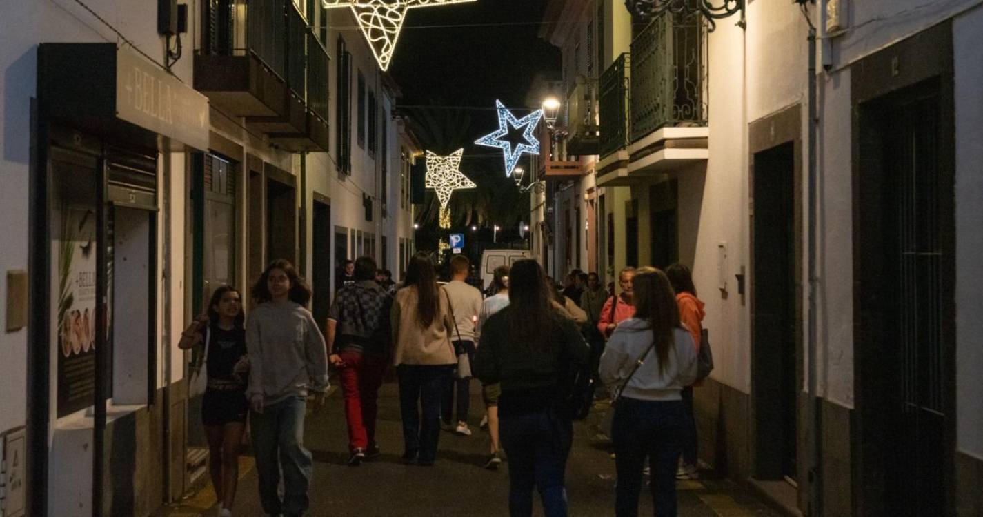 Veja a iluminação e decoração de Natal em Santa Cruz