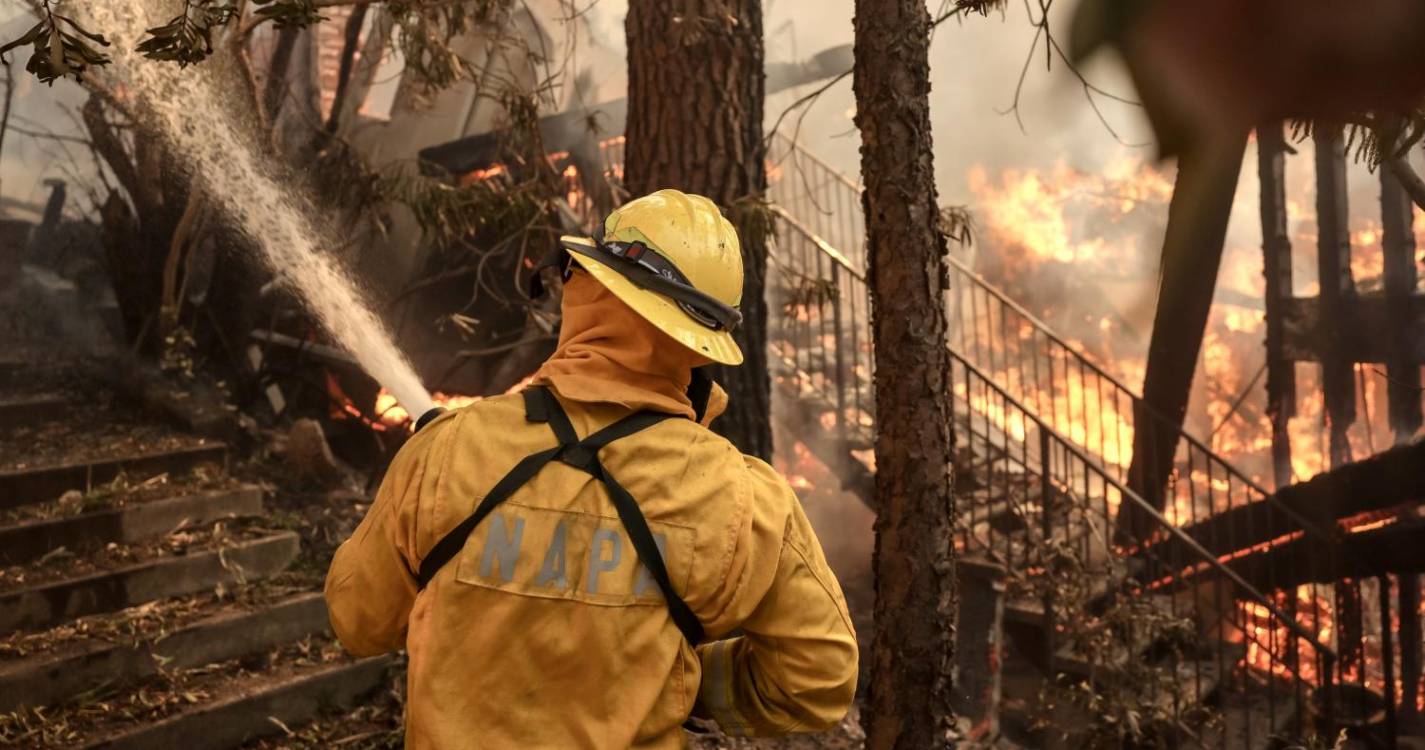 Fogos descontrolados deixam milhares de deslocados e dois mortos em Los Angeles