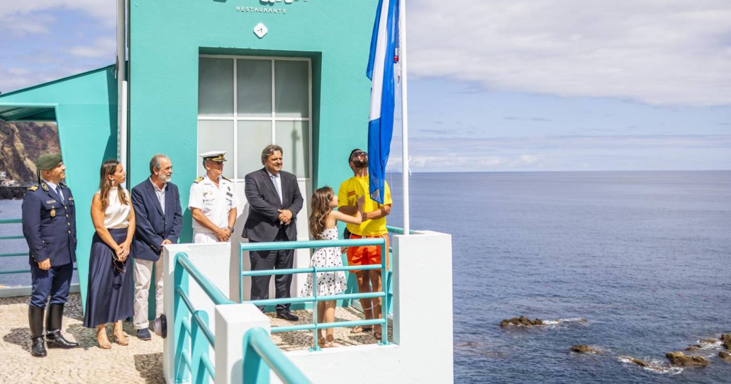 Bandeira Azul hasteada na Barreirinha