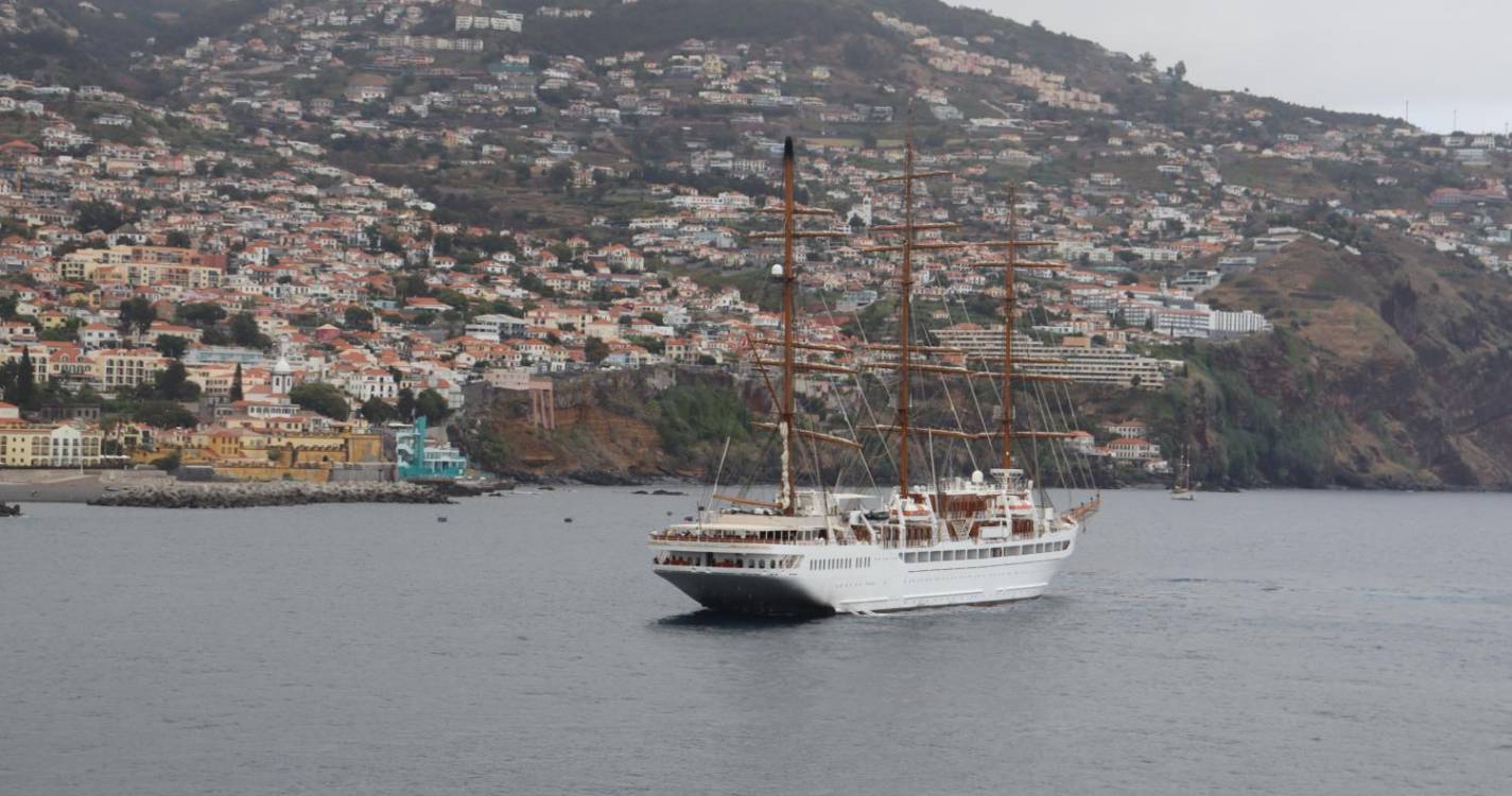 Luxuoso Sea Cloud Spirit atraca no Porto do Funchal