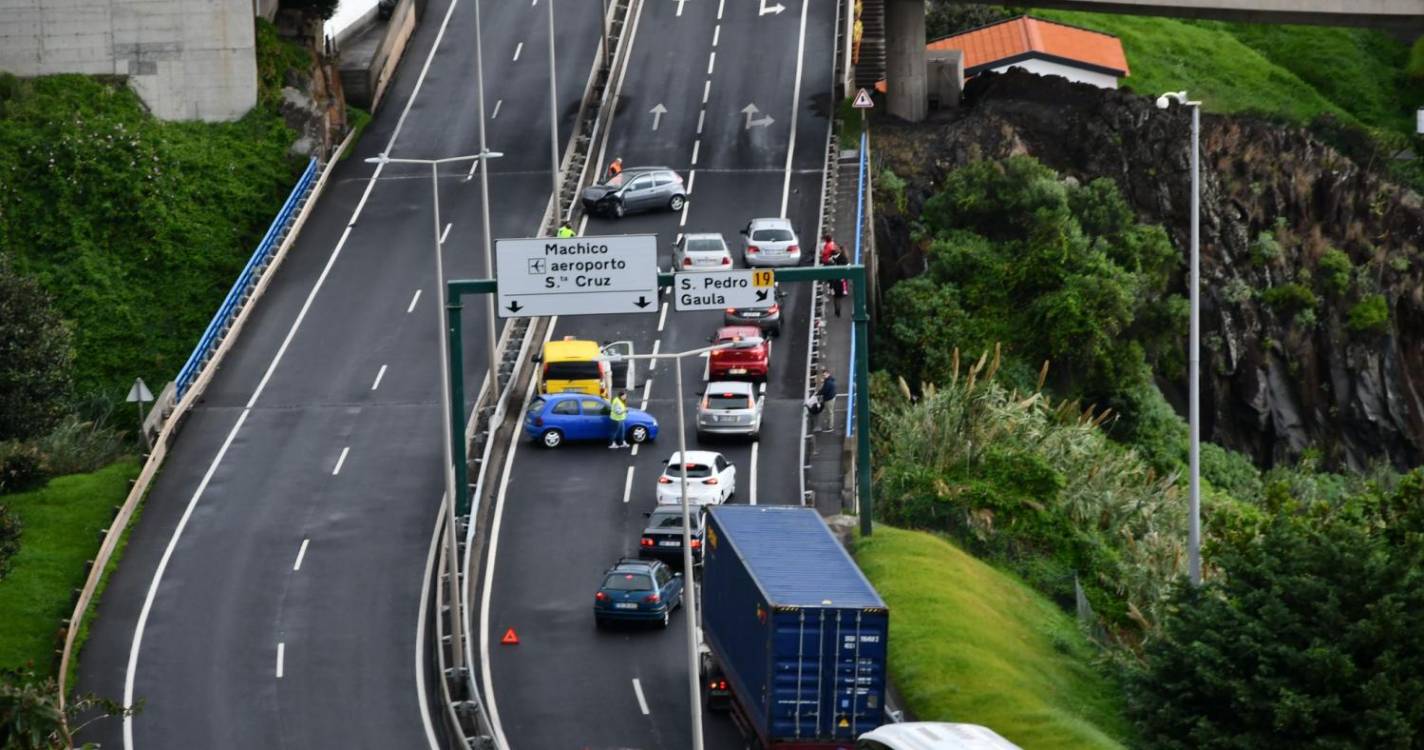 Acidente em cadeia entope trânsito na via rápida (com fotos)